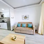 Bellissima With Pool And Wi-fi, 200m From The Sea In Puerto del Carmen (Lanzarote)